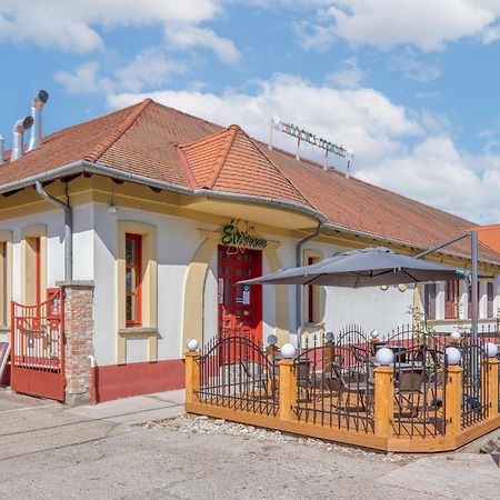 Szatymaz 100 Eves Fogado B&B 외부 사진
