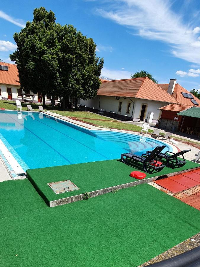 Szatymaz 100 Eves Fogado B&B 외부 사진